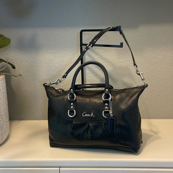 Coach purse. Well kept in its bag, it’s also included. - Picture 1 of 9
